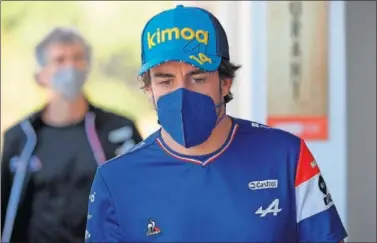  ??  ?? Fernando Alonso camina por el 'paddock' del circuito de Montmeló durante el GP de España 2021.