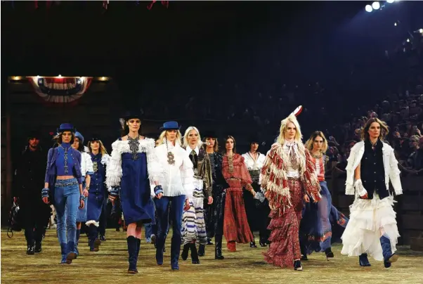  ??  ?? La última salida, con todas las modelos que desfilaron en la colección “pre-fall” 2014 de Chanel, “Métiers d’Art Paris-Dallas”, inspirada en un nuevo estilo “cowboy”.