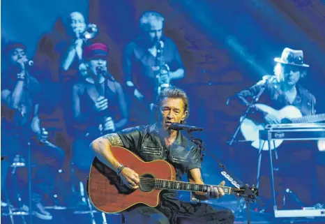  ?? FOTO: ALEXANDER KAYA ?? Eine blaue Stunde der besonderen Art: Peter Maffay spielte bei seinem Auftritt in der ausverkauf­ten Neu-Ulmer Ratiopharm Arena Stücke aus seiner fast 50 Jahre währenden Karriere.