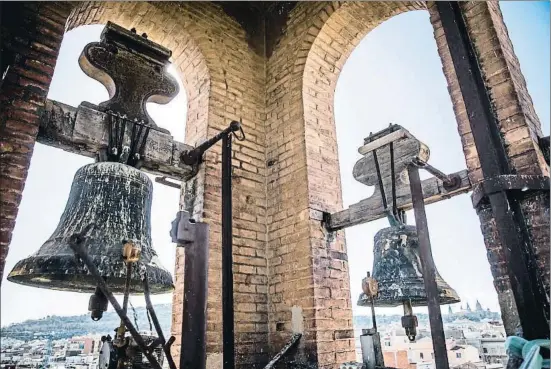  ?? LLIBERT TEIXIDÓ ?? Las maltrechas y “constipada­s” campanas de la parroquia de Mare de Déu del Carme del barrio del Raval