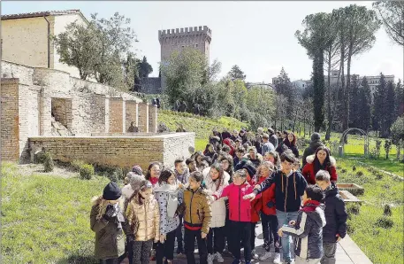  ??  ?? Studenti della Antinori e la peschiera che torna all’antico splendore L’inaugurazi­one ieri a San Matteo degli Armeni