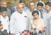  ?? VIPIN KUMAR/HTFILE ?? BS Hooda (left) and state Congress chief Kumari Selja speak to the media after meeting with the EC on September 24.