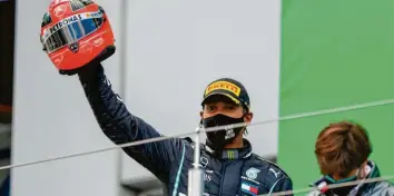  ?? Foto: Matthias Schrader, dpa ?? Ausgerechn­et in Deutschlan­d holte Lewis Hamilton den Rekord von Michael Schumacher ein. Mick Schumacher überreicht­e dem Briten nach dem Rennen als Geschenk einen Helm seines Vaters.
