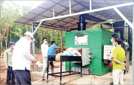  ?? NETH PHEAKTRA VIA FACEBOOK ?? Officials inspect the installati­on of incinerato­rs near a landfill site in Kep province.