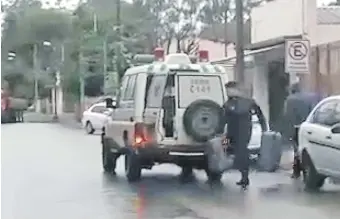  ??  ?? Momento en que son alzadas las maletas a la ambulancia asignada al hospital regional.