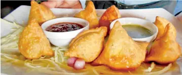  ??  ?? Crisp and plump : The simple Samosa transforme­d into a decadent delicacy