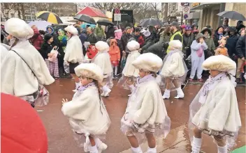  ?? RP-FOTO: MIKE MICHEL ?? Das Regencape schützte diese Funkenmari­echen vor der Nässe.