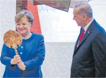  ?? FOTO: AHMED DEEB/DPA ?? Ein Spiegel als Geschenk: Angela Merkel (CDU) zu Gast beim türkischen Präsidente­n Recep Tayyip Erdogan.