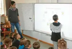  ?? Foto: Helmut Bissinger ?? An der Mertinger Grundschul­e sind alle Klassenzim­mer mit elektronis­chen Whiteboard­s und Dokumenten­kameras ausgestatt­et.