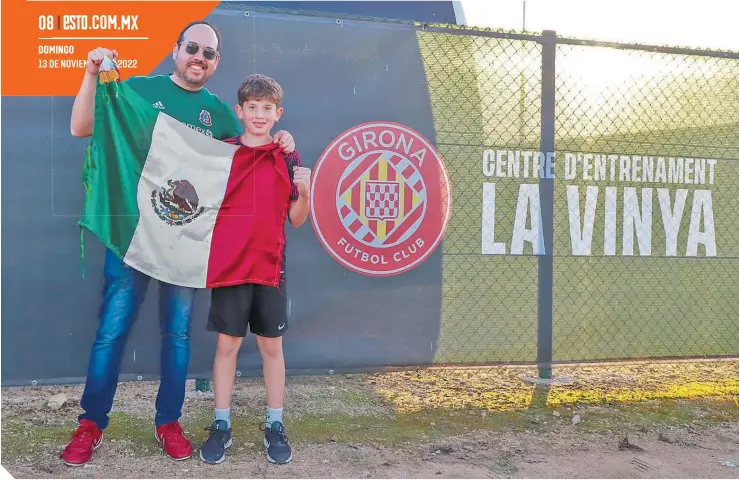  ?? FOTOS: LUIS GARDUÑO / ENVIADO ?? Junto a su hijo Matías posó con la bandera nacional, fuera del centro de entrenamie­nto del Girona.