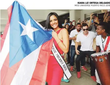  ??  ?? EMOCIONADO­S. La reina inspiró gritos y aplausos en los presentes en el aeropuerto cuando ondeó la monoestrel­lada.