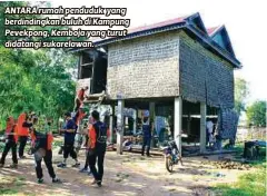  ??  ?? ANTARA rumah penduduk yang berdinding­kan buluh di Kampung Pevekpong, Kemboja yang turut didatangi sukarelawa­n.