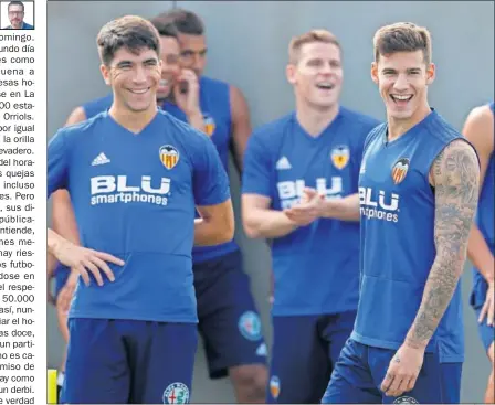  ??  ?? BUEN AMBIENTE. Carlos Soler, Santi Mina y Gameiro, ayer, en el entrenamie­nto.