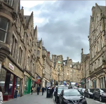  ?? TOM SHRODER, FOR THE WASHINGTON POST ?? One of the typical residentia­l-and-retail streetscap­es in the Scottish capital of Edinburgh, with buildings of mottled stone blocks.