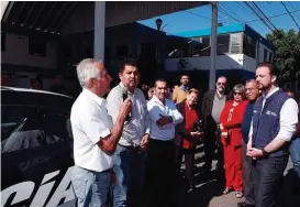  ?? ESPECIAL ?? El presidente municipal, Luis Banck, con vecinos de la junta auxiliar.