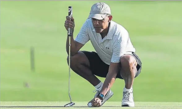  ?? CAROLYN KASTER / AP ?? El presidente Barack Obama jugando al golf el miércoles en Kapolei (Hawái), donde pasa las vacaciones de Navidad