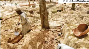  ?? PHOTOS: Sani Maikatanga ?? Gravedigge­r at work at the Dandolo Cemetary Kano