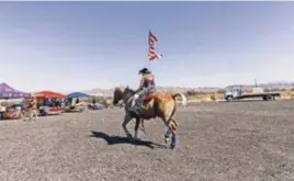  ?? FOTOGRAFÍA­S POR BETHANY MOLLENKOF PARA THE NEW YORK TIMES ?? El festival Trumpstock, en Arizona, atrajo a unos 100 votantes, en su mayoría blancos. (Izquierda) Robert S. Ensler, un imitador de Trump, actuó en el evento.