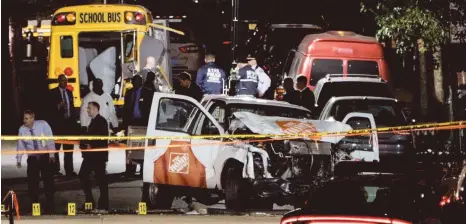  ?? FOTO: CRAIG RUTTLE/DPA ?? Die Terroratta­cke mit einem gemieteten Pick-up-Truck in New York erinnert an ähnliche Angriffe mit Fahrzeugen in den vergangene­n Jahren, etwa in London, Nizza oder Berlin.