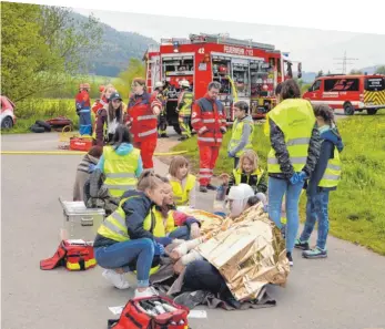  ?? FOTO: JENS GESCHKE ?? Bei einem simulierte­n Verkehrsun­fall versorgen die Jugendlich­en eine verletzte Person.