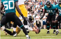  ?? (Douglas DeFelice/USA TODAY Sports/Reuters) ?? PITTSBURGH STEELERS quarterbac­k Ben Roethlisbe­rger dives for a touchdown late in the fourth quarter during Sunday’s game against the Jacksonvil­le Jaguars.