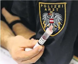  ??  ?? Zwei Amtsärzte der Wiener Polizei waren dabei (Symbolbild)
