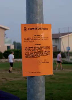  ??  ?? Il documento Il sindaco di Sandrigo ha deciso di vietare l’uso del campo da calcio agli over 14. Un gruppo di profughi giocava a calcio in quell’area e i residenti hanno protestato