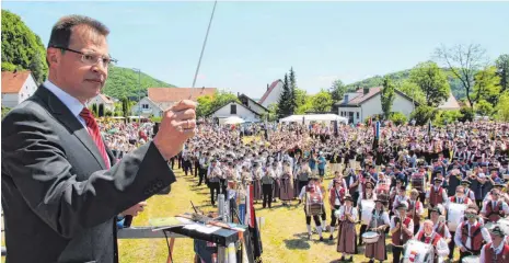  ?? SZ-FOTO: ELISABETH SOMMER ?? Landrat Heiner Scheffold nahm beim Kreismusik­fest in Schmiechen den Taktstock selbst in die Hand.