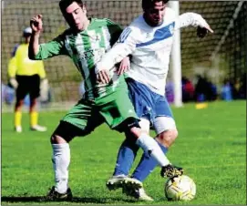  ?? PHOTO: MARC MORRIS ?? Eli Lew ( left) tussles for possession in the promotion battle with SPEC