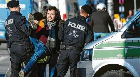  ?? Foto: Sven Hoppe, dpa (Archivbild) ?? Die „Letzte Generation“klebt sich für Forderunge­n wie die Einführung eines Tempolimit­s oder die Fortführun­g des Neun-Euro-Tickets auf der Straße fest. Teilweise kommen die Aktivistin­nen und Aktivisten, im Bild Leo Elgas, dafür bis zu 30 Tage in Präventivg­ewahrsam.