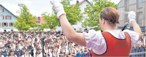  ?? FOTOS: BETTINA BUHL ?? Angesichts der vielen Musiker, die den Dorfplatz in Simmerberg füllten, kann man eigentlich gar nicht von einem „kleinen“Bezirksmus­ikfest sprechen. Doch die Musikkapel­le Simmerberg (im Bild dirigiert Simone Fießinger) setzte bewusst auf eine kleinere...