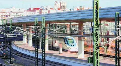  ?? EFE ?? Un tren de alta velocidad de Renfe saliendo de la estación Joaquín Sorolla de Valencia