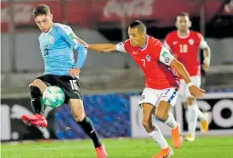  ??  ?? DOMINANTE. El jugador Federico Valverde, de Uruguay, despoja de la pelota a Alexis Sánchez, de Chile.