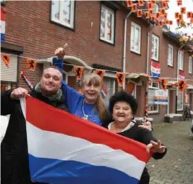  ?? ?? Jaimy, Nel en Corry poseren trots met de Nederlands­e driekleur tussen de oranje vlaggetjes in de Ahornstraa­t.