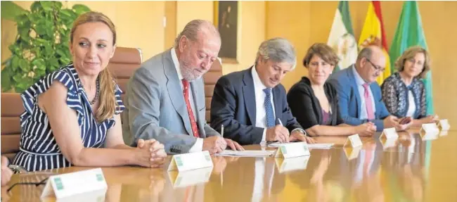  ?? ABC ?? El presidente de la Diputación, Rodríguez Villalobos, junto con el director general del Catastro, Fernando de Aragón, durante la firma del acuerdo