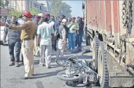  ?? GURPREET SINGH/HT ?? Police and passersby at the accident spot on Ferozepur Road, Ludhiana, on Tuesday.