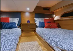  ??  ?? La plus grande des cabines arrière peut être dotée au choix d’un lit double ou de lits jumeaux.