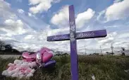  ?? Karen Warren / Staff photograph­er ?? A purple cross is put up Sunday for Jazmine Barnes on Beltway 8 near the Wallisvill­e Road exit.