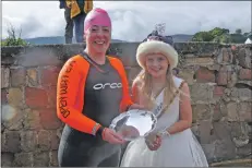  ?? 01_B38splash1­5 ?? Heather Queen Keira Willis presents the Ali Bodie Plate to Morag Litton.