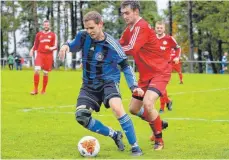  ?? FOTO: FRANK RIEDINGER ?? SV Winzeln – FV 08 Rottweil (So., 15 Uhr/1:3), SpVgg Bochingen – SC Wellending­en (0:3), SG Böhringen/Diet. – SV Zimmern II (2:2), FV Kickers Lauterbach – FSV Schwenning­en (4:8).
Der SV Bubsheim (blau) will gegen den SV Gosheim (rot) auch das Rückspiel gewinnen. In der Hinrunde siegte der SVB mit 3:0.