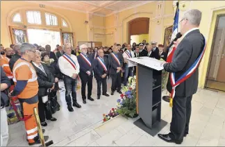  ??  ??  personnes étaient réunies dans le hall de la mairie, hier, peu avant midi. (Photo Michael Alesi)