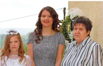  ?? FOTO: TETJANA BEUERLEIN ?? Die 73-jährige Nina Ivoilova (re.) mit ihren Enkeln Sophia (li.) und Anastasia im Saarland.