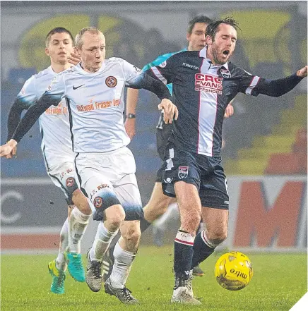  ??  ?? Dundee United’s Willo Flood (left) and Jim O’Brien in a tussle for the ball.
