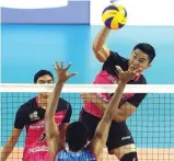  ?? CHANDRA SATWIKA/JAWA POS ?? LEBIH PADU: Pemain Indonesia 1 Gunawan Saputra melakukan spike ke arah pemain Indonesia 2. Indonesia 1 menang 3-0.