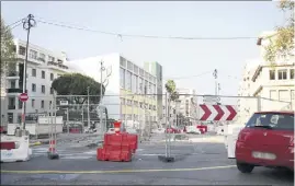  ?? (Photo François Vignola) ?? La victime a parcouru quelques centaines de mètres au volant de sa voiture avant de succomber, à cet endroit, avenue de la Californie, à Nice.