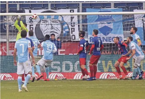  ?? FOTOS (2): THOMAS LAMMERTZ ?? Schwups, da rutscht Torhüter René Vollath der Ball zum Ausgleich durch die Hände.Norbert Meier, Trainer des KFCKFC-Torhüter René Vollath