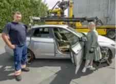  ?? FOTO JOREN DE WEERDT ?? Christof Nijs en zijn echtgenote Sofie Van den Brande bij een wagen die hun de takeldiens­t CNS heeft opgehaald in het getroffen gebied.