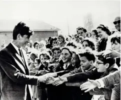  ??  ?? TRATAMIENT­O REAL El príncipe Carlos saluda a un grupo de chicos en Bondi Beach, Australia, en el año 1966.