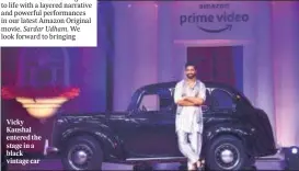  ?? ?? Vicky Kaushal entered the stage in a black vintage car