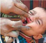 ?? SHAKIL ADIL ASSOCIATED PRESS ?? Une travailleu­se de la santé administre un vaccin antipoliom­yélitique oral à un enfant au Pakistan.